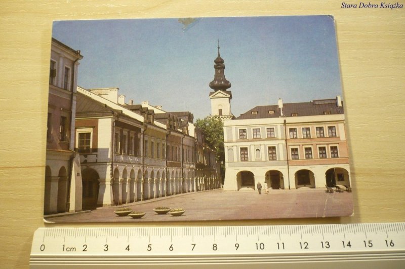 ZAMOŚĆ. KAMIENICZKI W RYNKU WIELKIM; W GŁEBI WIEŻA