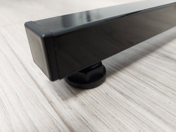 Stojak ekspozytor z 20 haczykami, 2 koszami - CZARNY