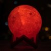Lampka Luna 3D na drewnianym stojaku - 16 kolorów