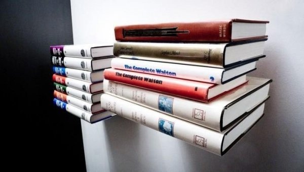 Niewidzialna półka na książki