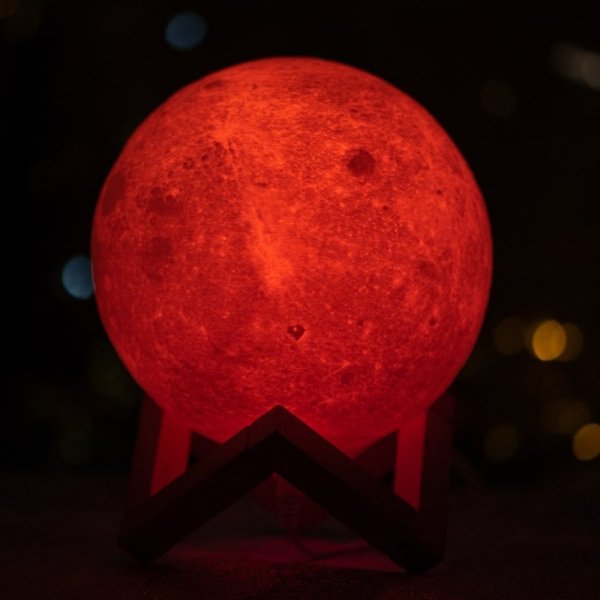 Lampka Luna 3D na drewnianym stojaku - 16 kolorów