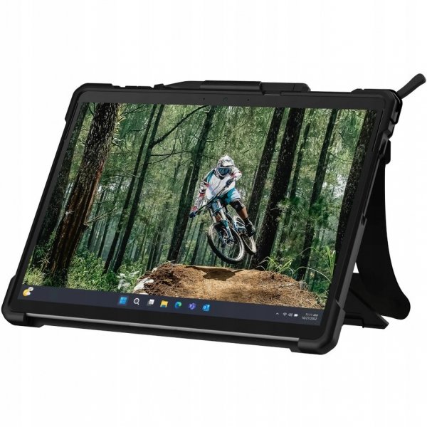 UAG Plasma-  obudowa ochronna z wbudowaną podstawką oraz paskiem na dłoń i ramię do Surface Pro 9/10/11 (ice)