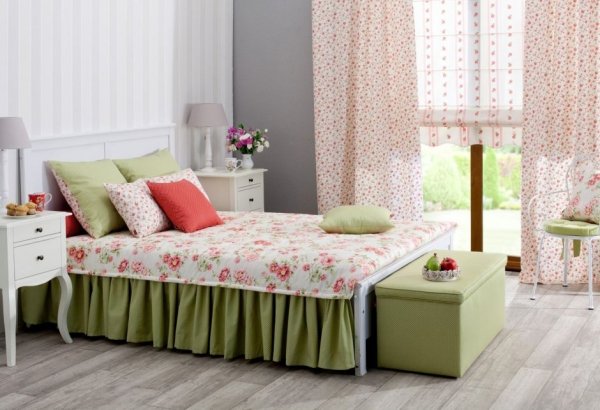 Roleta rzymska z falbaną klasyczną w sypialni