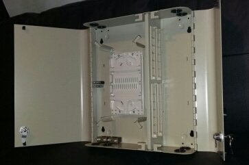 Naścienna szafka rozdzielcza dwudrzwiowa 24 x SC simplex (w zestawie tacki)