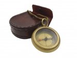 Kompas mosiężny z łańcuszkiem w skórzanym etui Com-0470