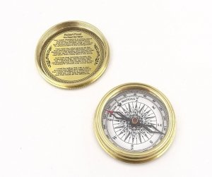 Kompas mosiężny w pudełku drewnianym C-57
