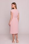 Stylove S411 sukienka z żabotem pudrowa tył