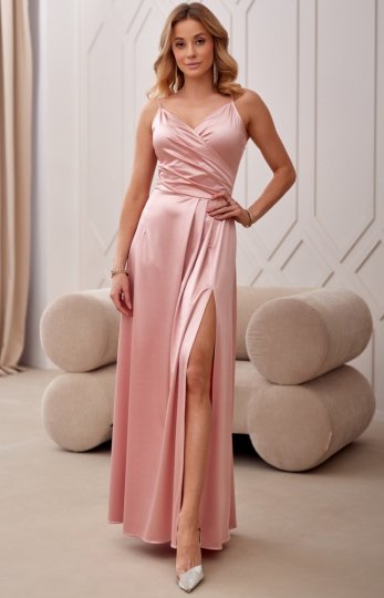 Satynowa sukienka maxi na ramiączkach różowa jasna 462