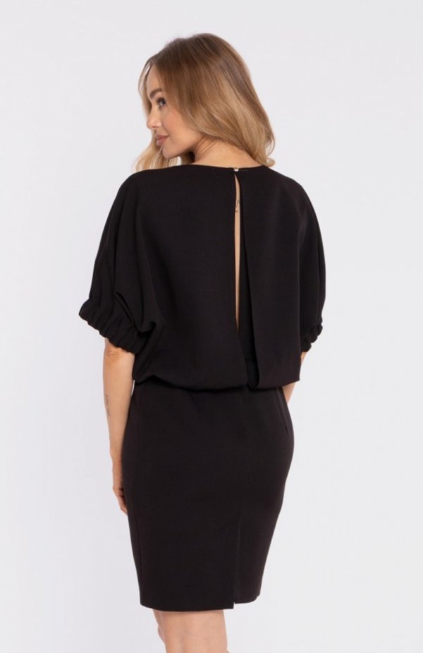 Moe sukienka bluzowana z rozciętymi plecami czarna M904 tył