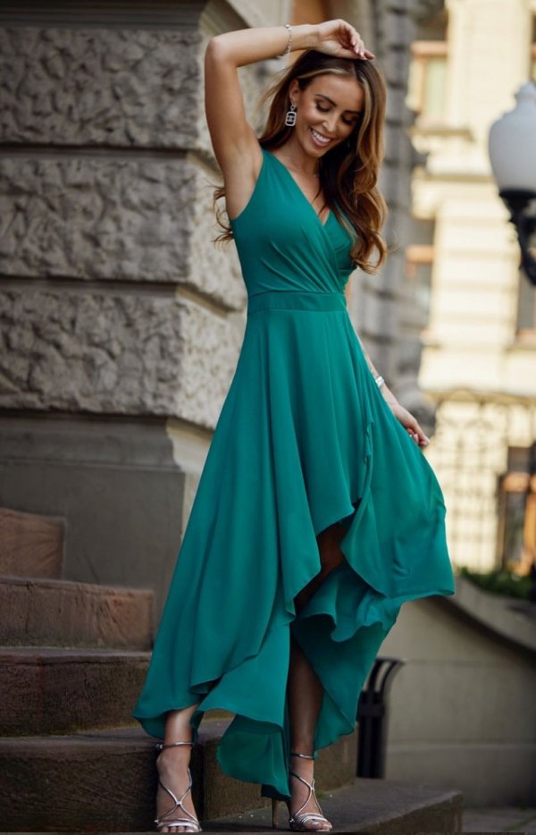 Szyfonowa sukienka z asymetrycznym przodem 0294 zielona przód