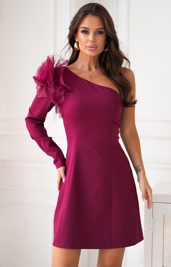 Asymetryczna krótka sukienka z ozdobnym kwiatem bordowa-1