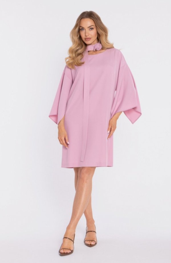 Moe sukienka z szerokimi rękawami i paskiem pudrowa M908 