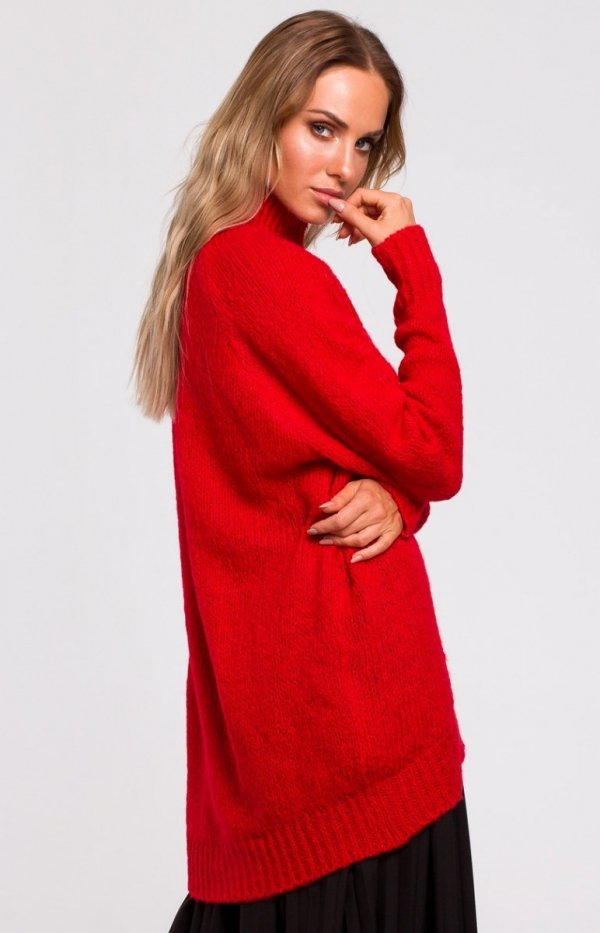 Swobodny czerwony sweter z golfem M468 tył