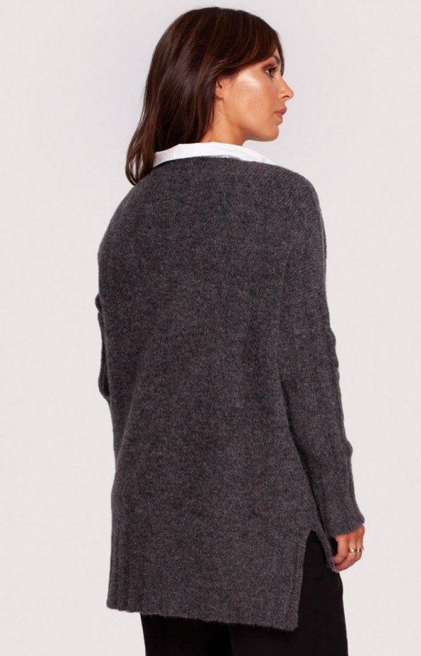 Oversizowy sweter z głębokim dekoltem BK083 tył