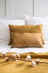 Złoty zestaw poduszek dekoracyjnych Coco + Stone