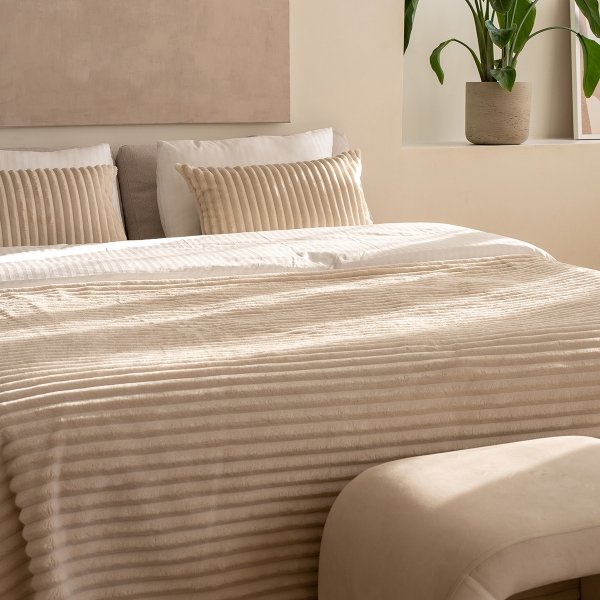 Cremefarbenes Schlafzimmer-Set Colet – 2 Kissen + Tagesdecke.
