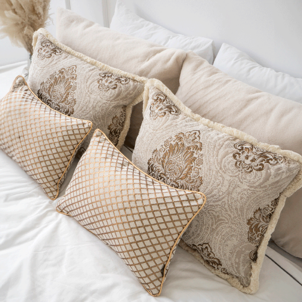 Cremefarbenes Set von 6 dekorativen Kissen für das Schlafzimmer Aurum