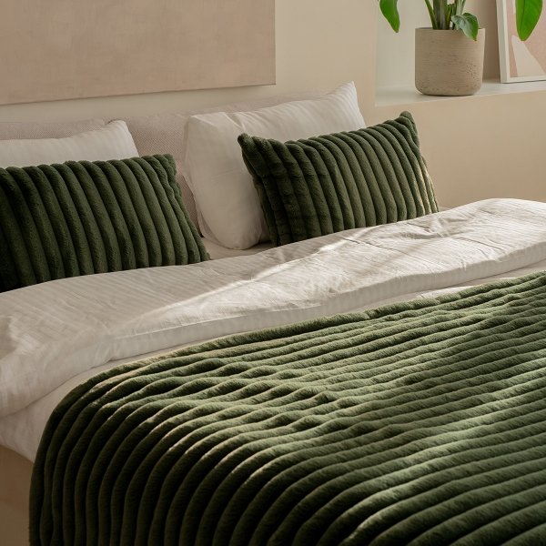 Geneva Black Bedroom Set: 2 Pillows + Bedspread