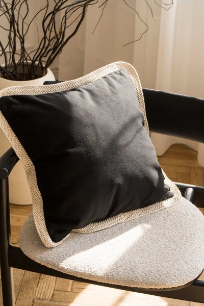Tesse czarna poduszka dekoracyjna z beżową plecionką 45x45