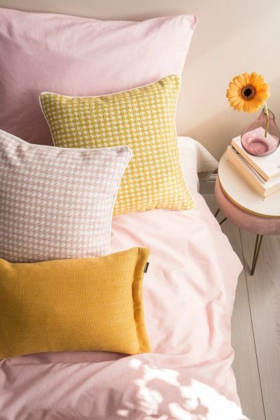 Różowa poduszka dekoracyjna pepitka 45x45