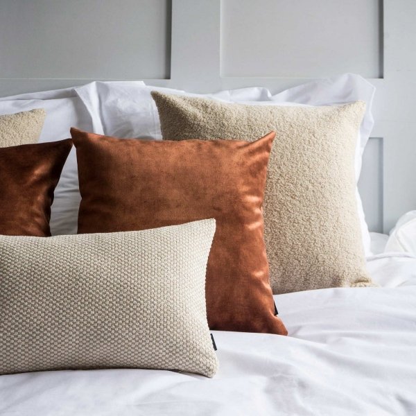 Miedziano-beżowy zestaw 5 poduszek dekoracyjnych do sypialni