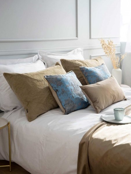 Beżowy zestaw poduszek dekoracyjnych do sypialni