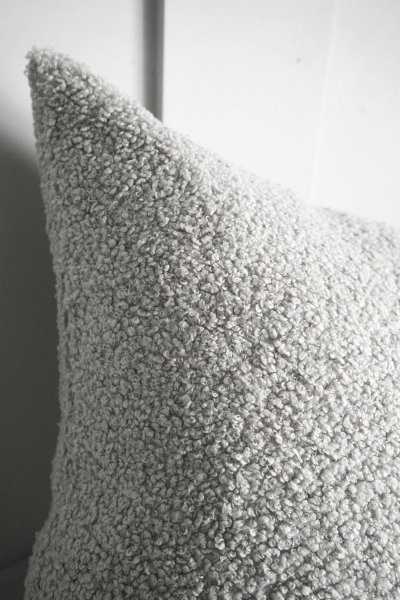 Cozy szara poduszka dekoracyjna 50x50