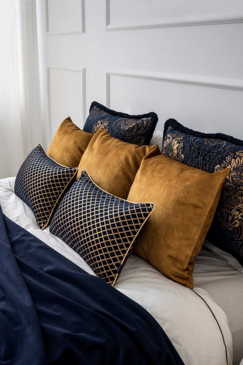 Granatowy zestaw 7 poduszek dekoracyjnych do sypialni Aurum 