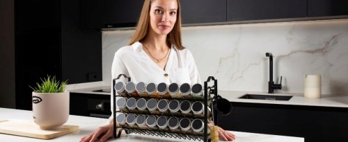 Czarny stojak organizer metalowy na przyprawy szklane słoiczki w zestawie naklejki i lejek