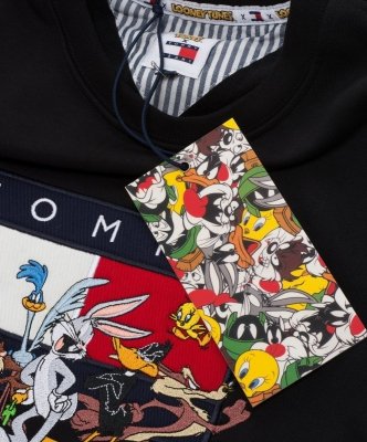 Tommy Jeans bluza damska czarna z motywem Looney Tunes 