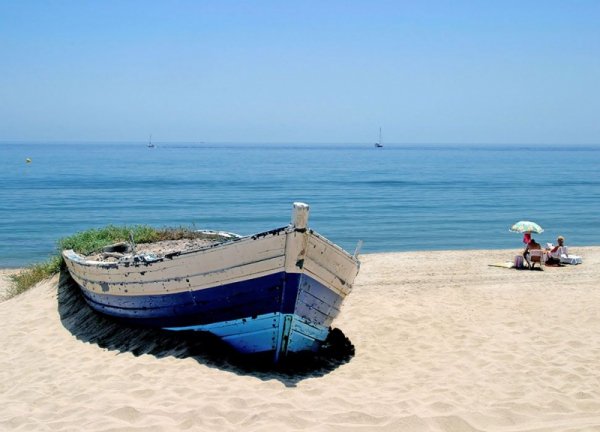 Fototapeta Stara łódź na plaży - 254x183 cm - Sklep decoart24.pl