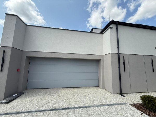 PROMOCJA dostępna OD RĘKI: Brama LPU 42 5300 x 2250 mm, Przetłoczenia L, Silkgrain, kolor RAL 7040 szary + prowadzenie N