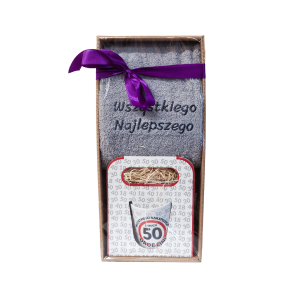 Zestaw upominkowy na 50 URODZINY szary ręcznik i kubek znaki w ozdobnym opakowaniu. 18.5x9.5x41 cm 