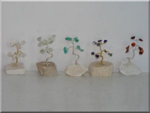 Drzewko szczęścia. 8 kamieni szlachetnych, różne rodzaje. 
Średnica 4 cm wys. 6 cm.