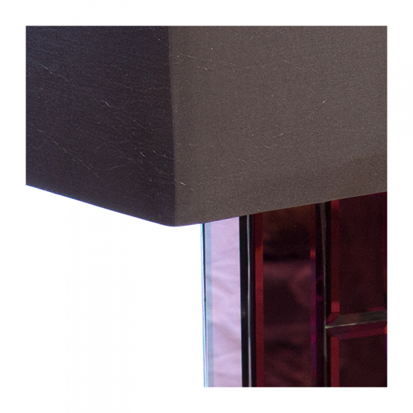 Lampa stołowa z lustrzaną podstawą. Klosz wykonany jest z mocnego czarnego materiału. Rozmiar: 24 x 41 x 67cm. Oprawka: E27 (standardowa żarówka). Napięcie robocze: 230V.