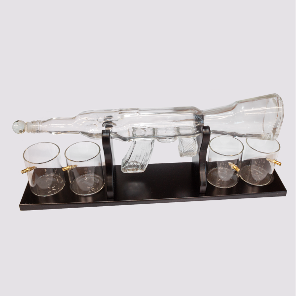 Zestaw PREMIUM  Karafka Karabin z 4 szklankami i elegancką drewnianą podstawką . 57 x 23 cm