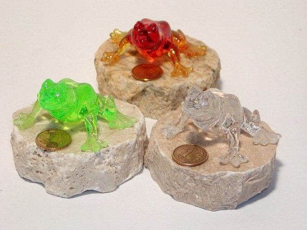 Figurka na szczęście, żaba z tworzywa sztucznego z grosikiem na podstawce z granitu. Rozmiar 6x6 cm