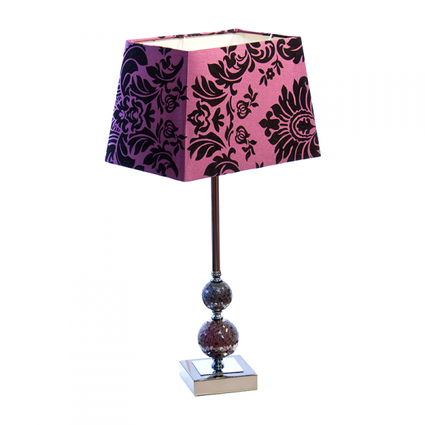 Lampa stołowa mozaika. Klosz wykonany jest z mocnego materiału w kolorze fioletowym w czarne wzory a podstawa z metalu. Rozmiar: 33 x 22 x 65cm. Oprawka: E27 (standardowa żarówka). Napięcie robocze: 230V.